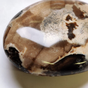 Černý opál tromlovaný kámen #2