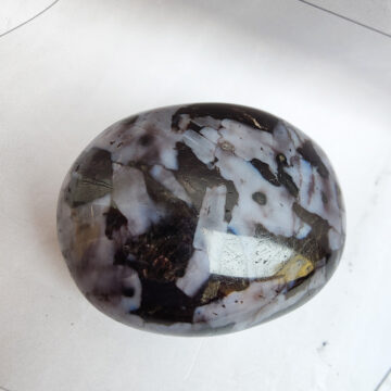 Tromlovaný kamínek z merlinitu #1