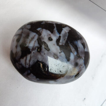 Tromlovaný kamínek z merlinitu #2